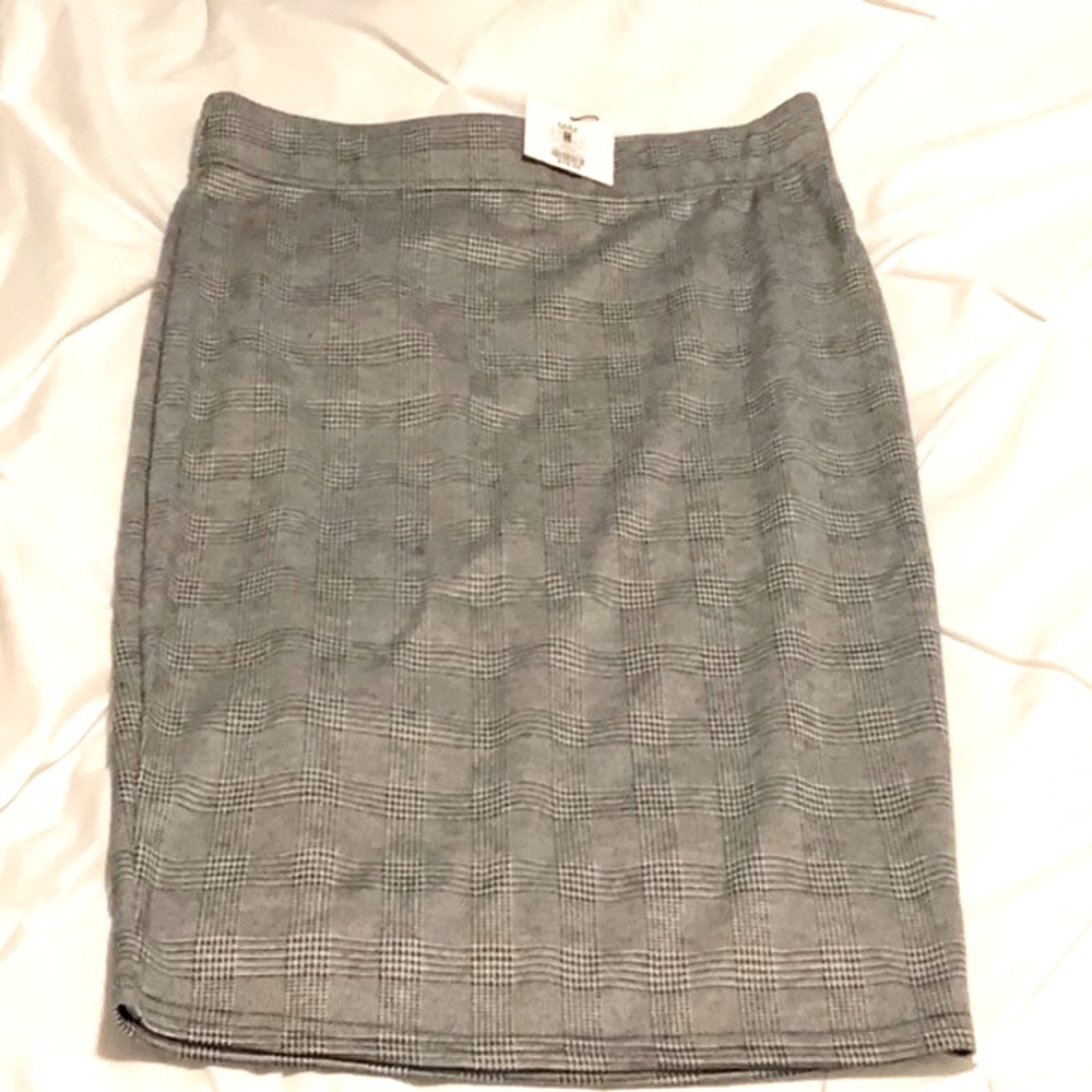 Black and white pencil skirt